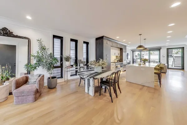 $1,050,000 | 1363 West Hubbard Street, Unit 1, Chicago, IL 60642