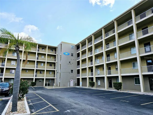 $2,600 | 3528 Lake Bayshore Drive, Unit 115, Bradenton, FL 34205