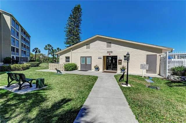 $2,600 | 3528 Lake Bayshore Drive, Unit 115, Bradenton, FL 34205