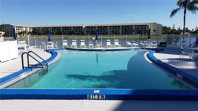 $2,600 | 3528 Lake Bayshore Drive, Unit 115, Bradenton, FL 34205