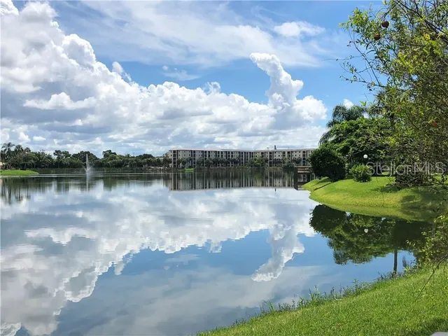$2,600 | 3528 Lake Bayshore Drive, Unit 115, Bradenton, FL 34205