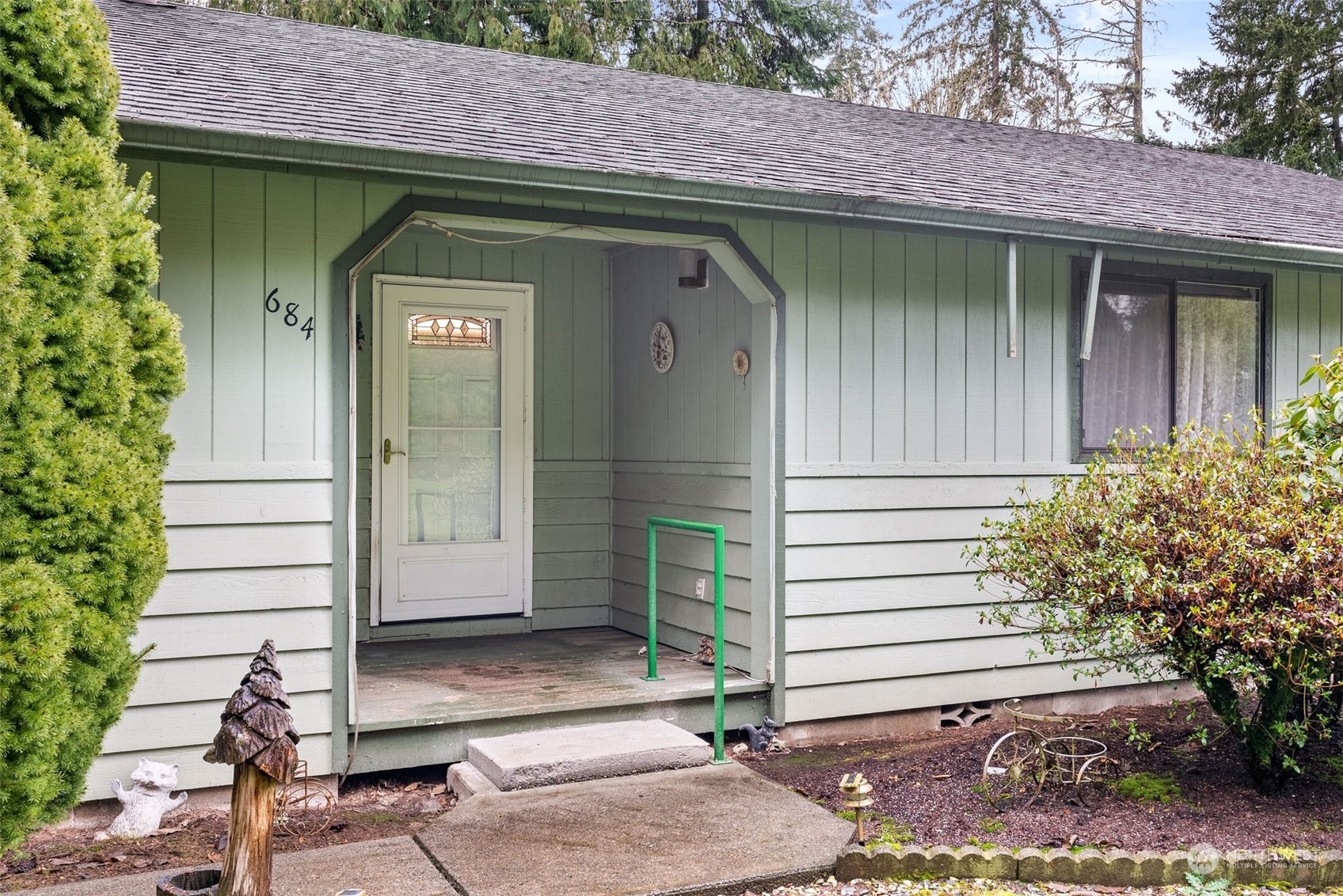684 Nevil Road Winlock, WA 98596 - Photo 4 of 26 a front view of a house with garden