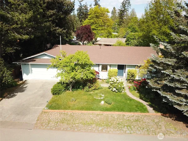 a view of a house with a yard