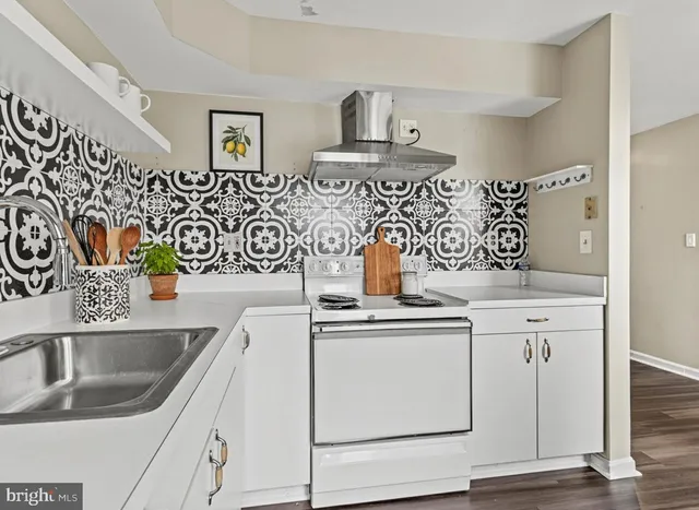 a view of a kitchen with washer and dryer