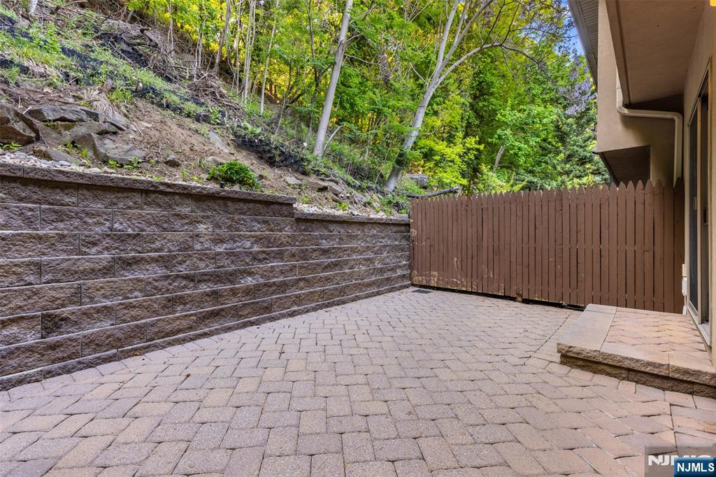7 Oakdene Terrace, Unit 7 Edgewater, NJ 07020 - Photo 25 of 30 a view of a bench with wooden fence