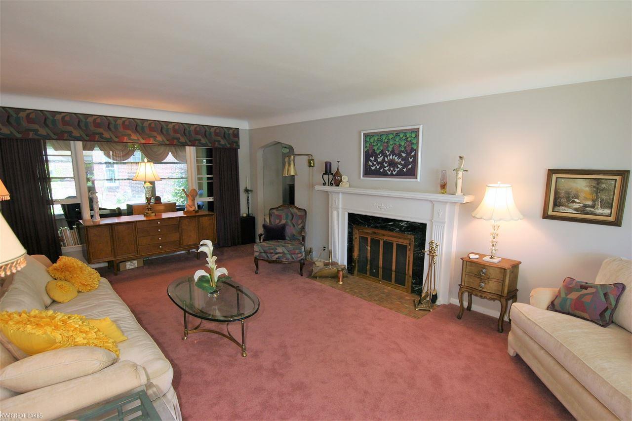 1366 Torrey Road Grosse Pointe, MI 48236 - Photo 6 of 23 Living room from front en