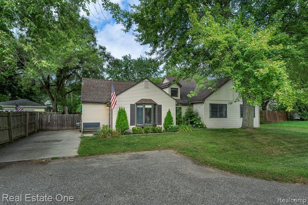 2460 Emmons Avenue Rochester Hills, MI 48307 - Photo 1 of 45
