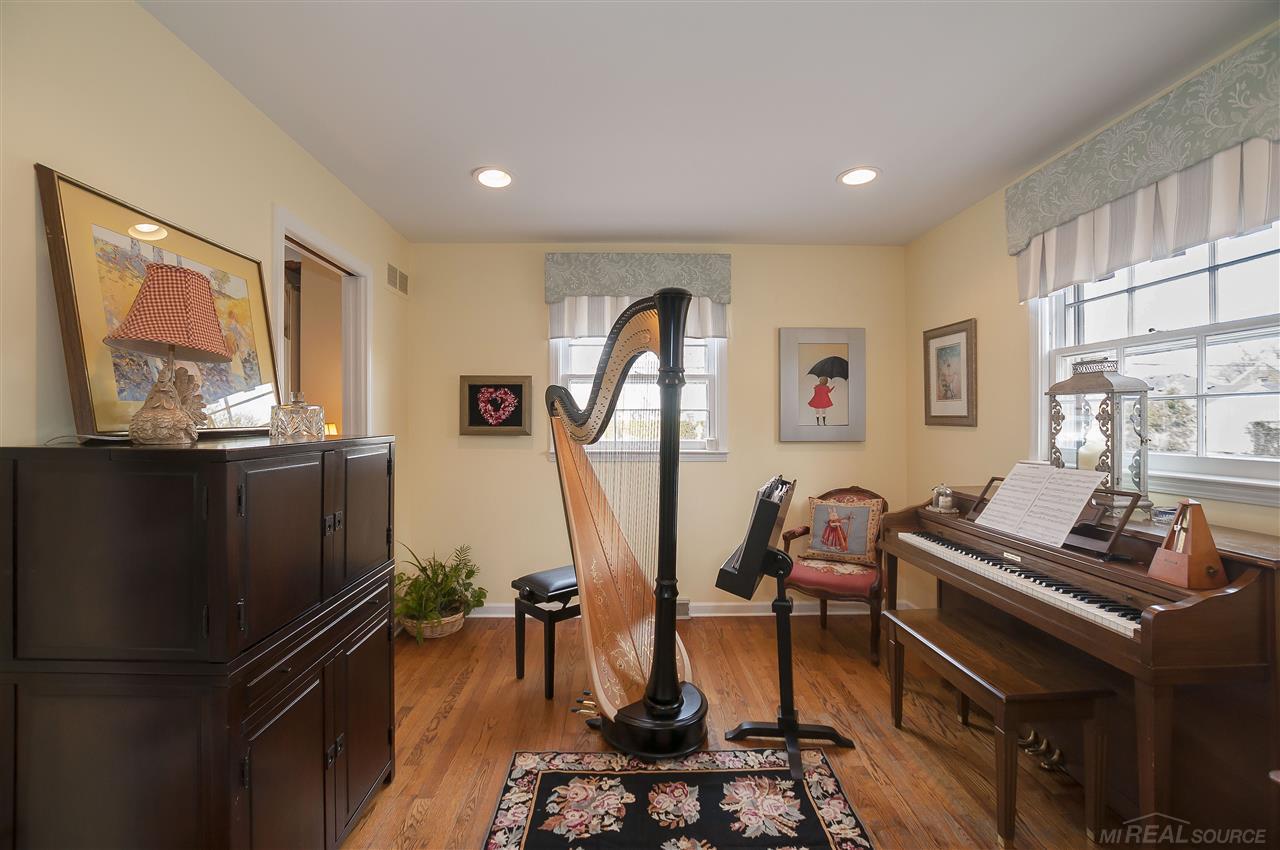 1652 Hawthorne Road Grosse Pointe Woods, MI 48236 - Photo 10 of 55