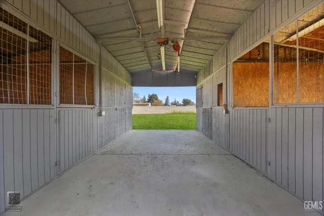 a view of a house with backyard and garden