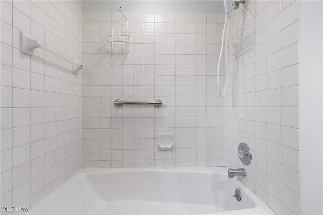 3143 Ethan Allen Road Barberton, OH 44203 - Photo 18 of 37 Bathroom with washtub / shower combination