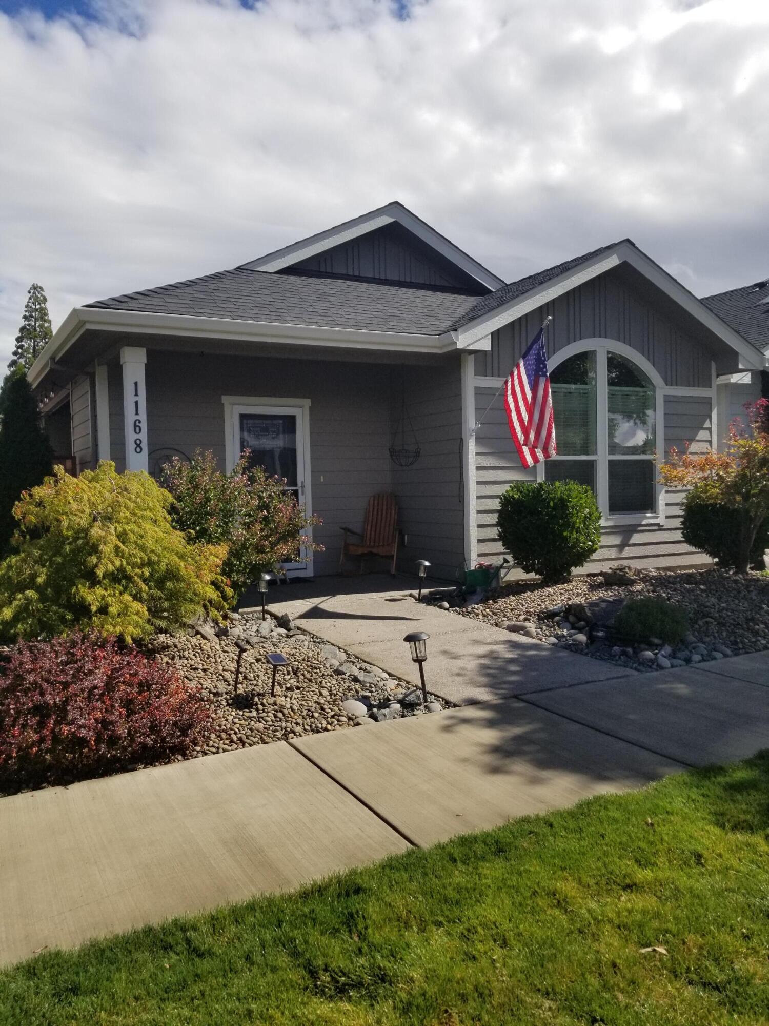 1168 Boulder Ridge Street Central Point, OR 97502 - Photo 2 of 36 20210918_120254