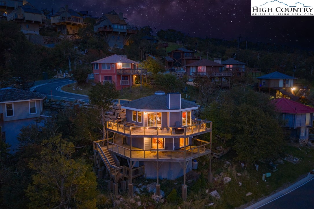 127 Skiloft Road Beech Mountain, NC 28604 - Photo 34 of 42 a view of a balcony with a flower garden and entertaining space