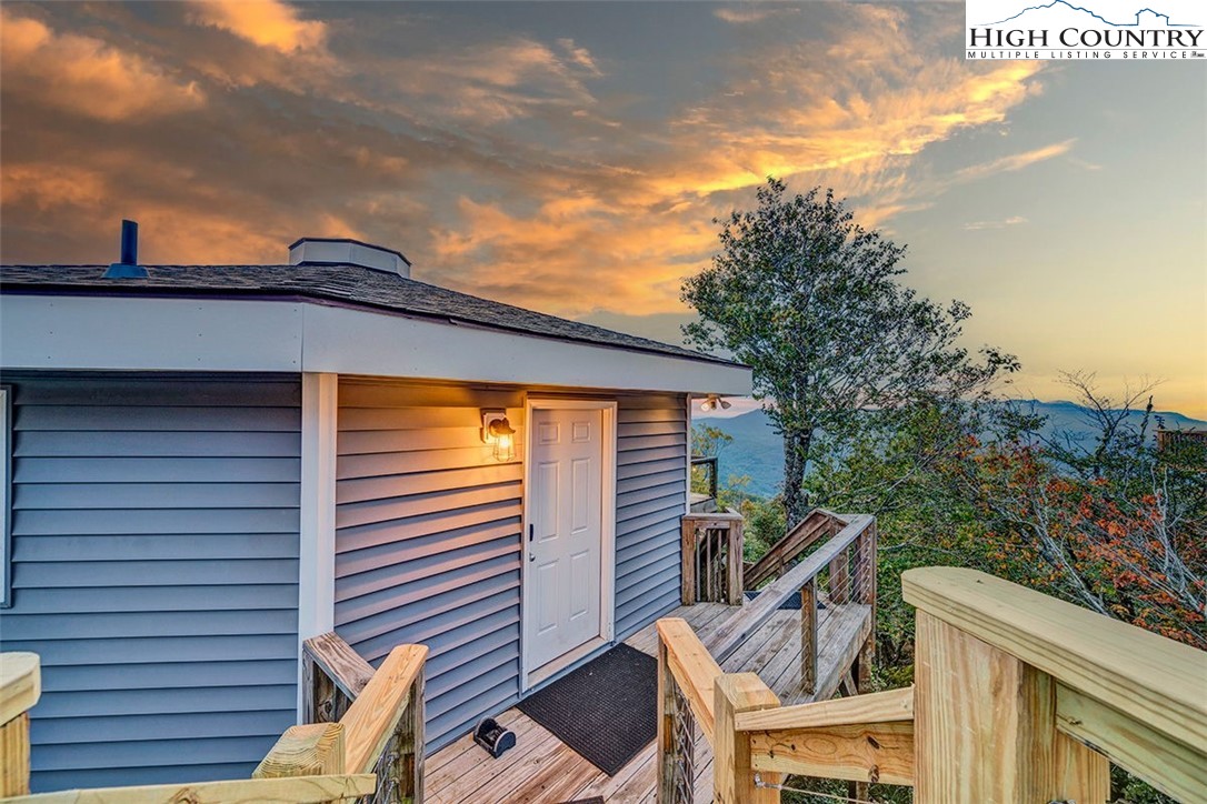 127 Skiloft Road Beech Mountain, NC 28604 - Photo 39 of 42 a view of a patio with a table and chairs