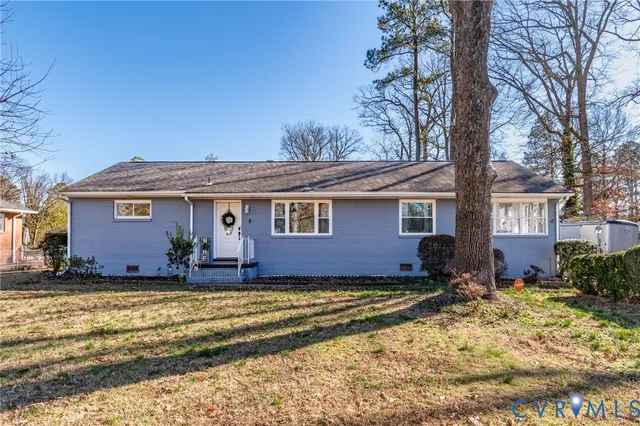 a view of front of house with a yard