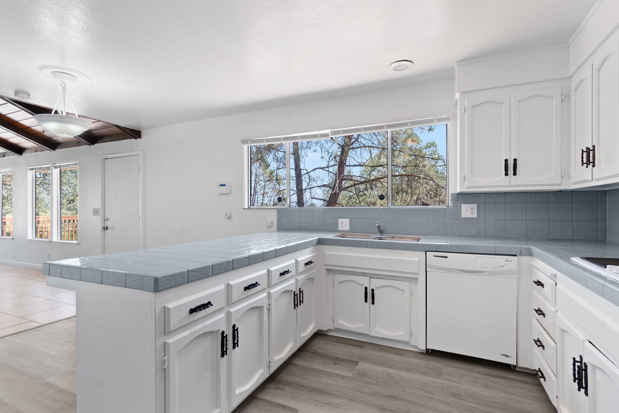 8741 Prospectors Road Redding, CA 96001 - Photo 16 of 60 Kitchen