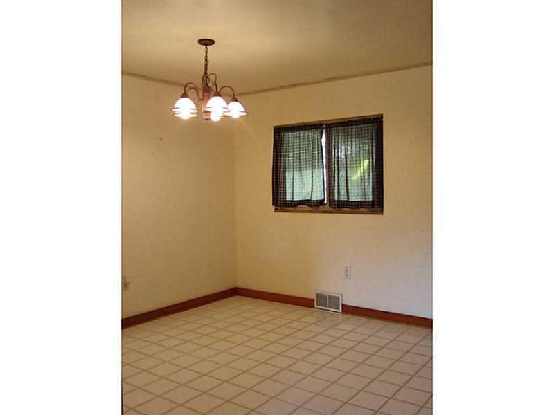 110 West Shaffer Road Aliquippa, PA 15001 - Photo 6 of 25 Dining Room.