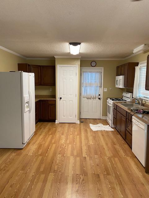 KITCHEN WITH PANTRY CLOSET