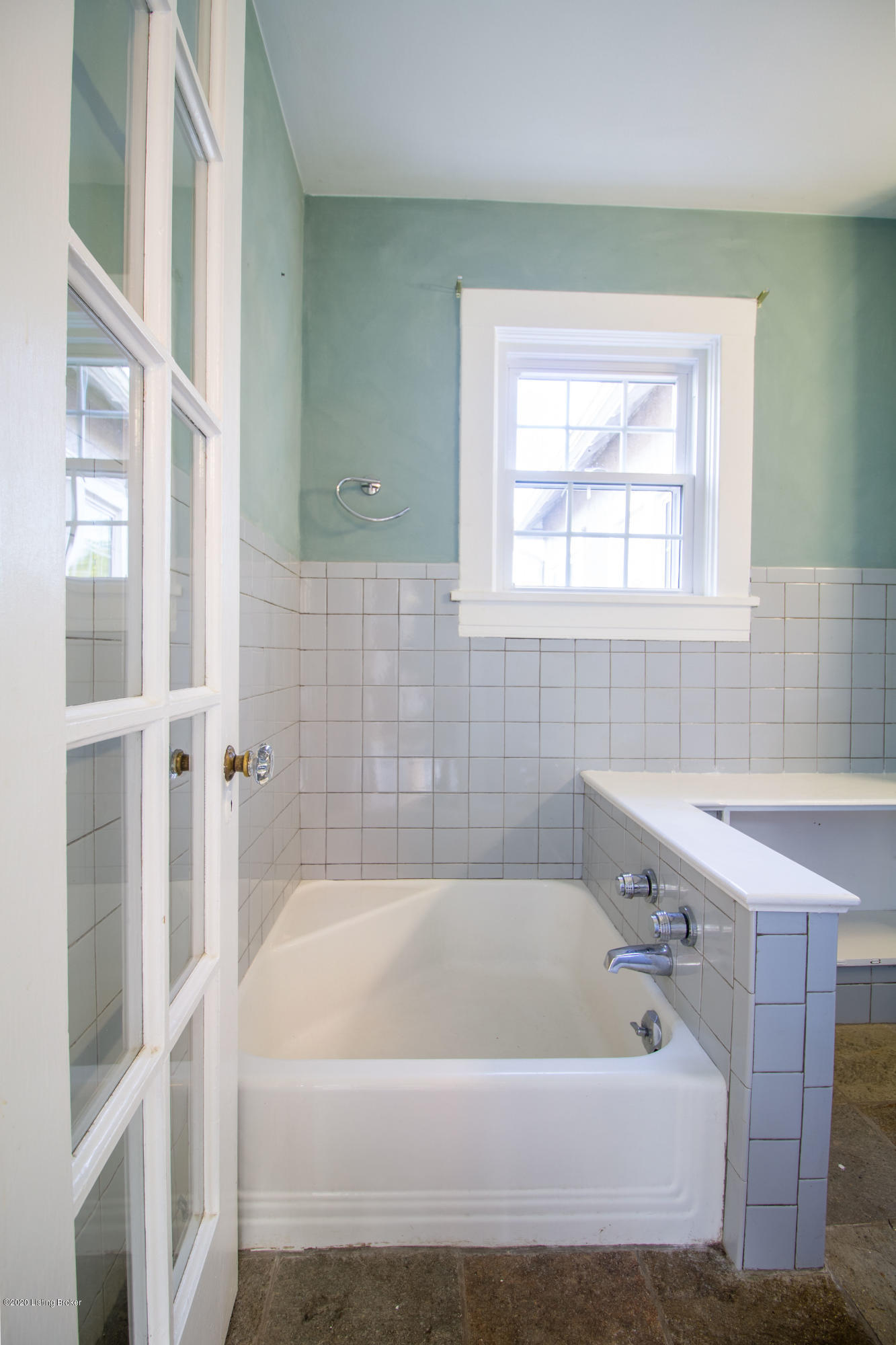 2877 Riedling Drive Louisville, KY 40206 - Photo 26 of 49 Full Bath off Sunroom (3)