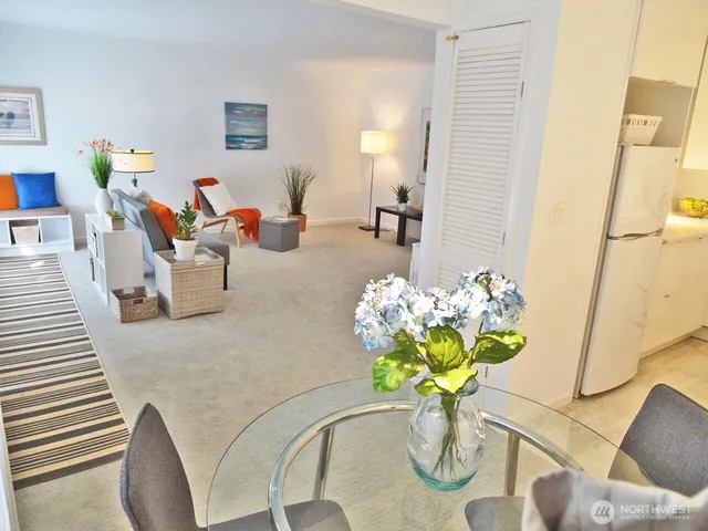 $2,195 | 343 4th Avenue, Unit D, Kirkland, WA 98033