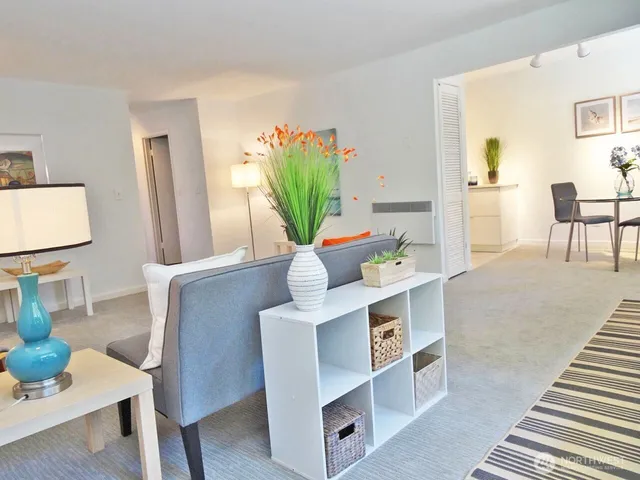 $2,195 | 343 4th Avenue, Unit D, Kirkland, WA 98033