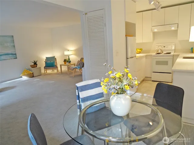 $2,195 | 343 4th Avenue, Unit D, Kirkland, WA 98033