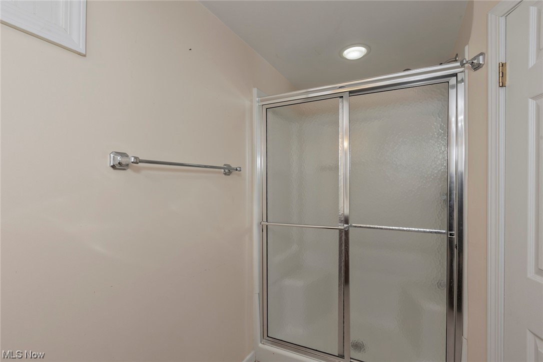 5288 Spencer Road Lyndhurst, OH 44124 - Photo 25 of 32 Second Full Bathroom