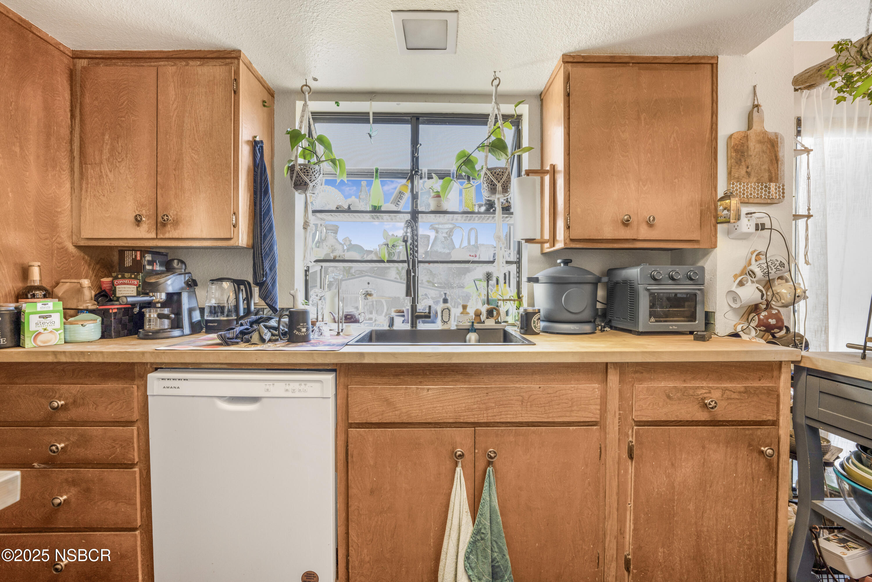 23 Village Cir Drive Lompoc, CA 93436 - Photo 7 of 16 a kitchen with appliances a sink and cabinets