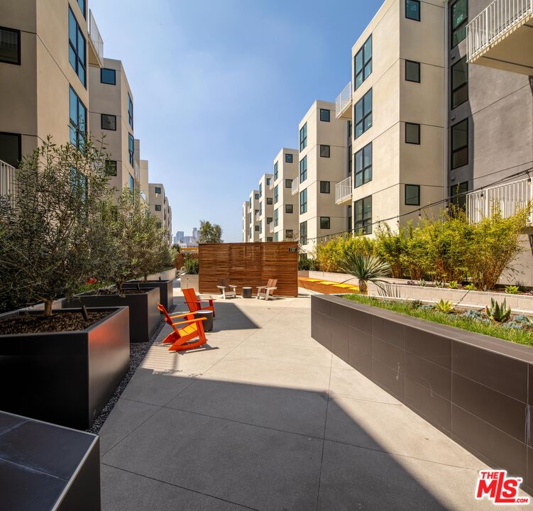 1101 North Main Street, Unit B326 Los Angeles, CA 90012 - Photo 20 of 35 a view of buildings