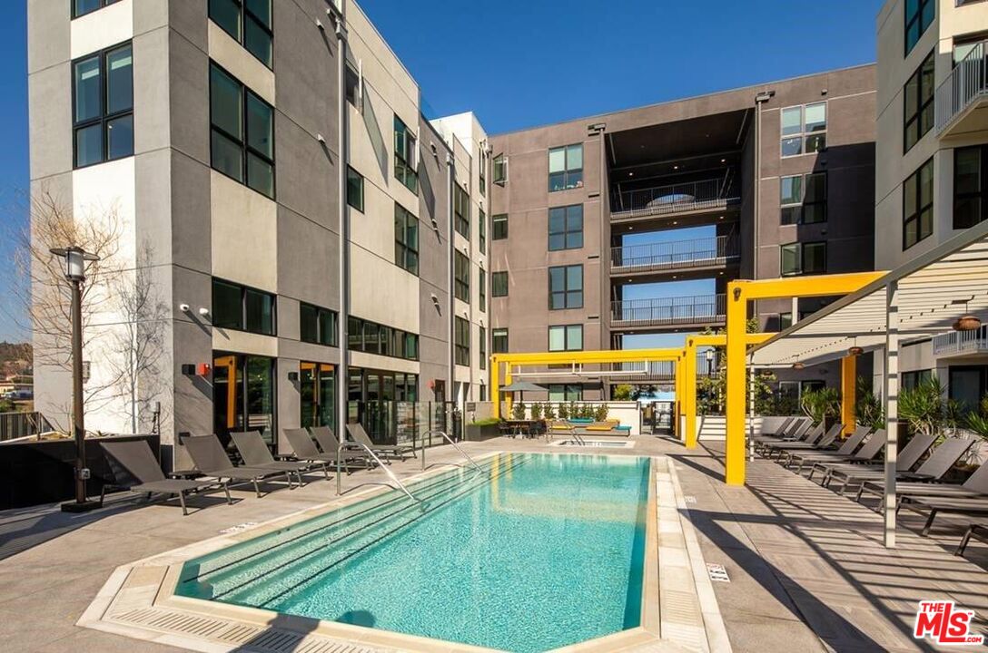 1101 North Main Street, Unit B326 Los Angeles, CA 90012 - Photo 34 of 35 a view of a swimming pool with a lounge chairs