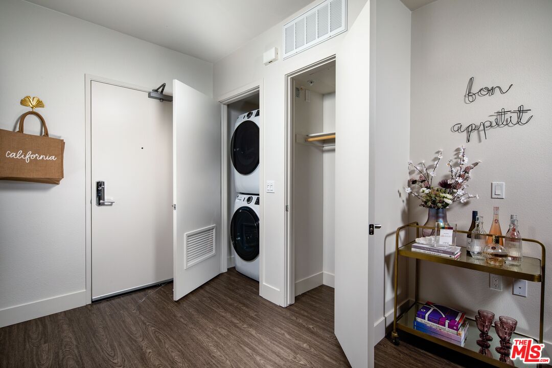 1101 North Main Street, Unit B326 Los Angeles, CA 90012 - Photo 5 of 35 a utility room with dryer and washer