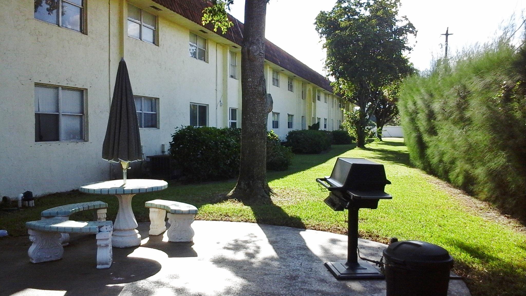 55 Southeast 14th Street, Unit 116 Boca Raton, FL 33432 - Photo 12 of 13 Resident Grilling Area
