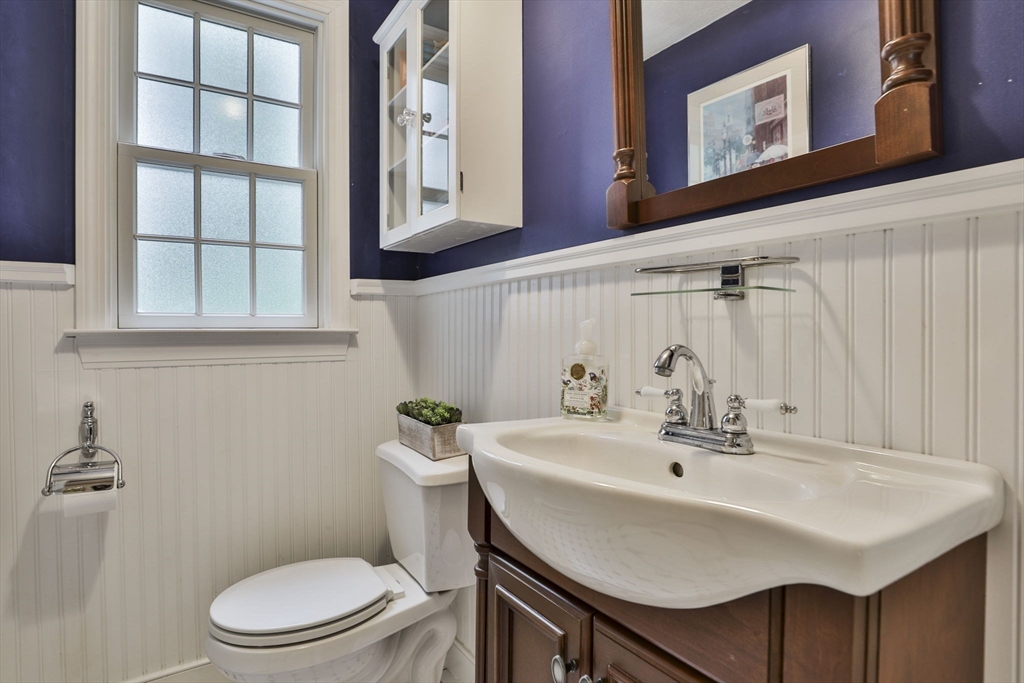 33 Reynolds Road Wakefield, MA 01880 - Photo 7 of 42