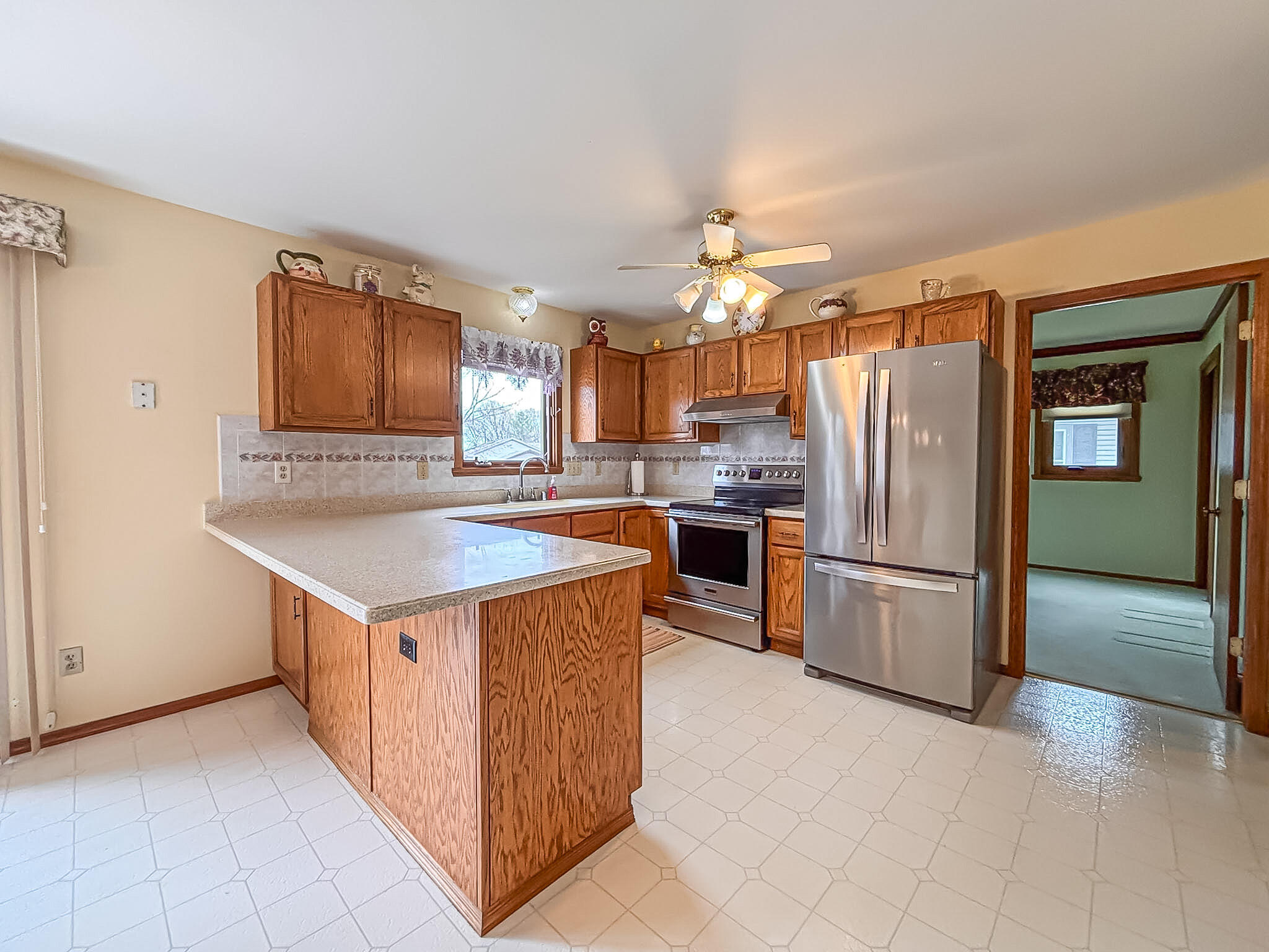 7236 South Hillendale Drive Franklin, WI 53132 - Photo 11 of 38 Kitchen