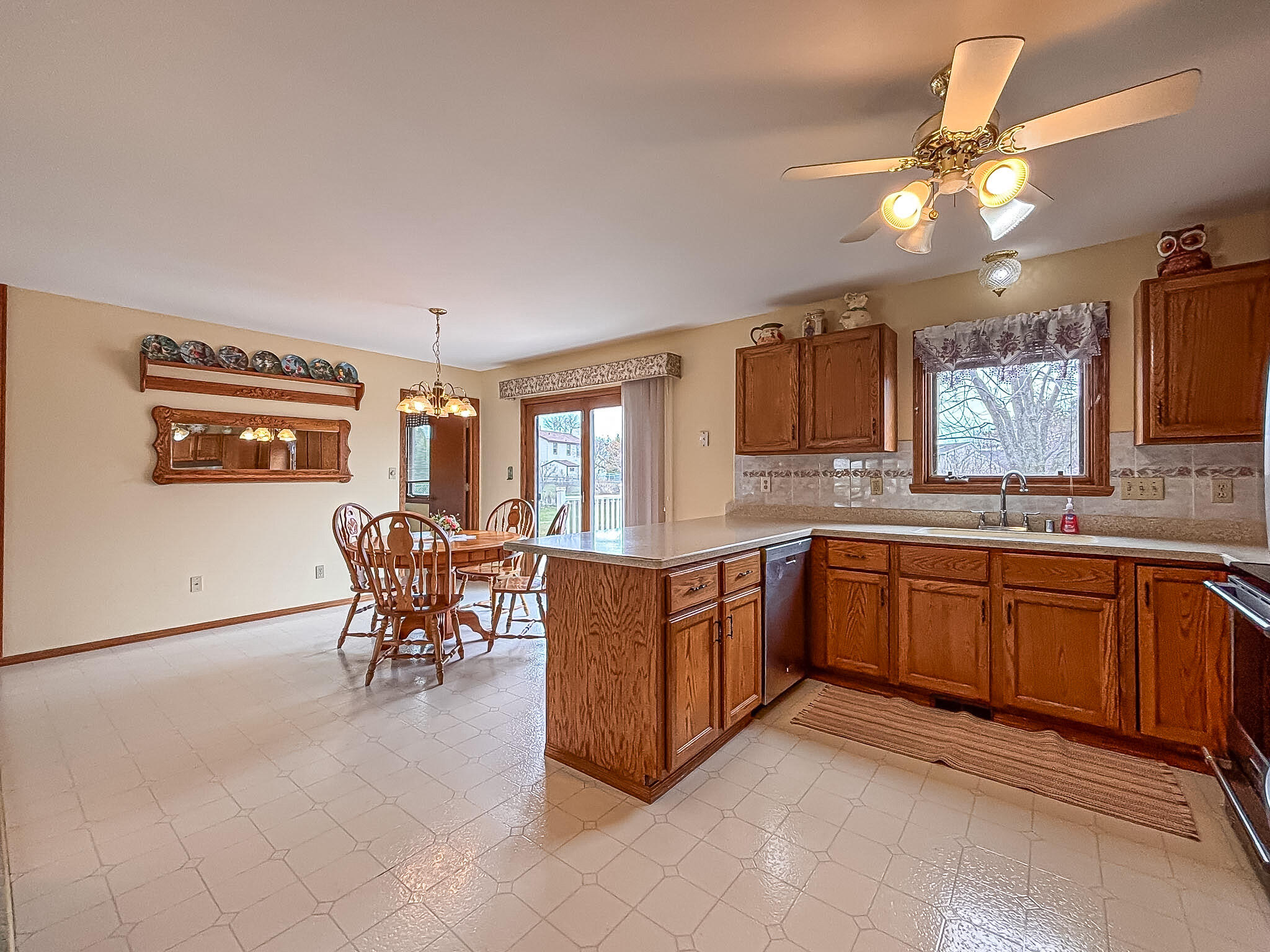 7236 South Hillendale Drive Franklin, WI 53132 - Photo 12 of 38 Kitchen