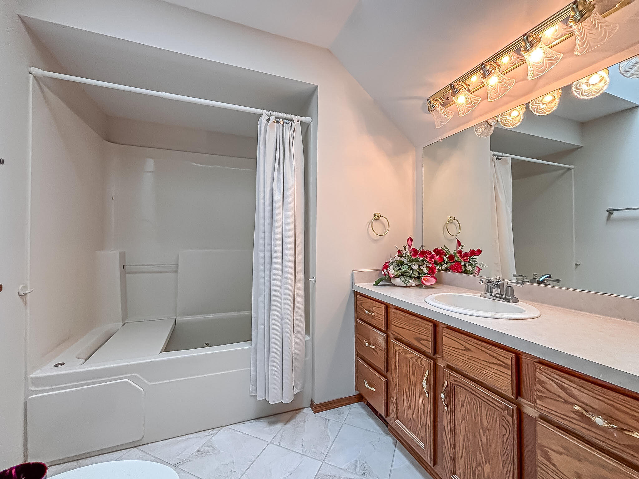 7236 South Hillendale Drive Franklin, WI 53132 - Photo 18 of 38 Primary Bathroom