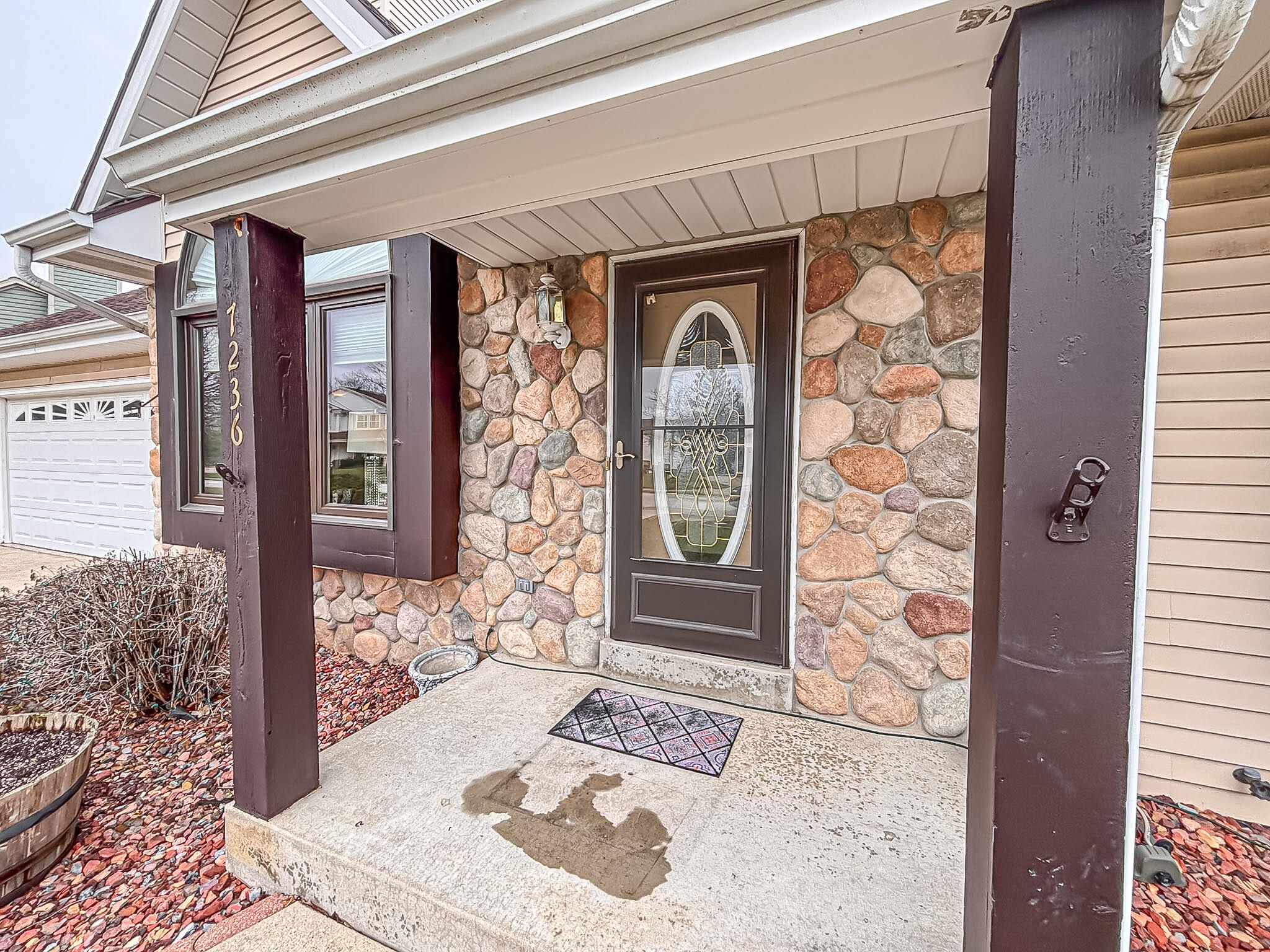 7236 South Hillendale Drive Franklin, WI 53132 - Photo 2 of 38 Front porch