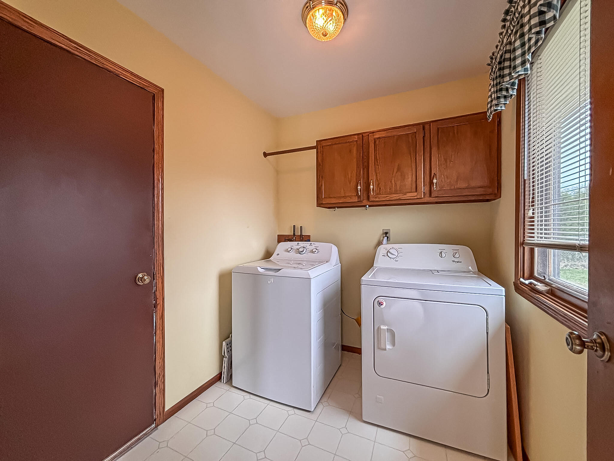 7236 South Hillendale Drive Franklin, WI 53132 - Photo 23 of 38 Main floor laundry