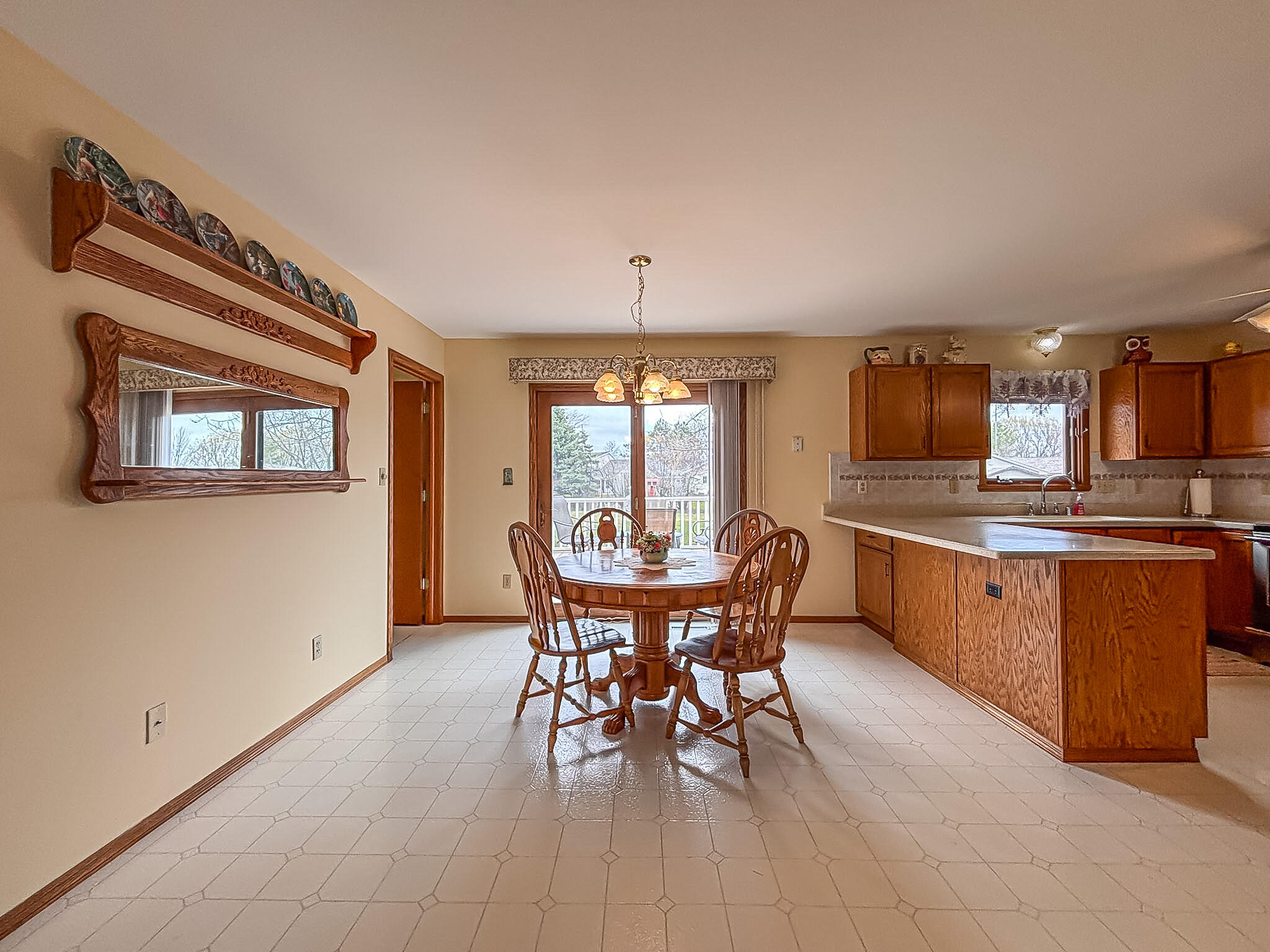 7236 South Hillendale Drive Franklin, WI 53132 - Photo 8 of 38 Dining area