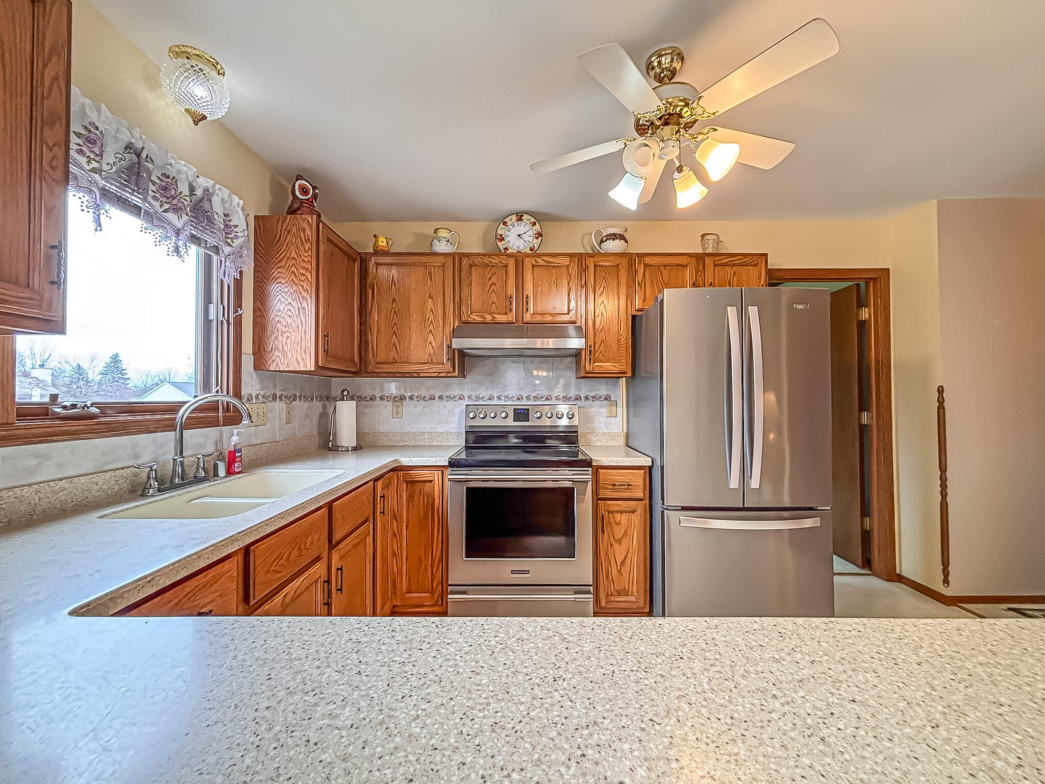 7236 South Hillendale Drive Franklin, WI 53132 - Photo 10 of 38 Kitchen