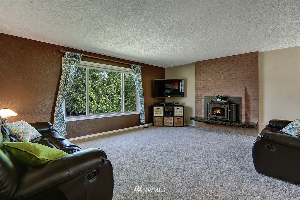 4319 Northeast 20th Street Renton, WA 98059 - Photo 4 of 18