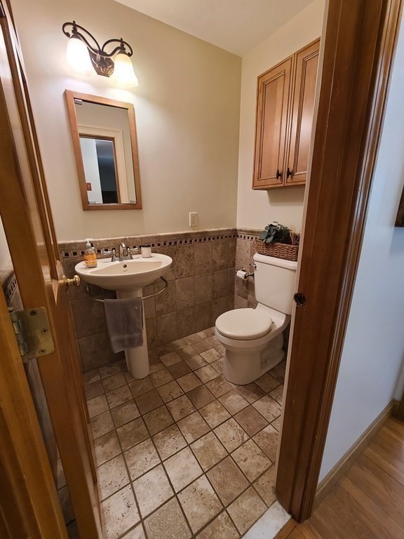 103 Burbank Road Sutton, MA 01590 - Photo 18 of 36 a bathroom with a toilet sink and mirror