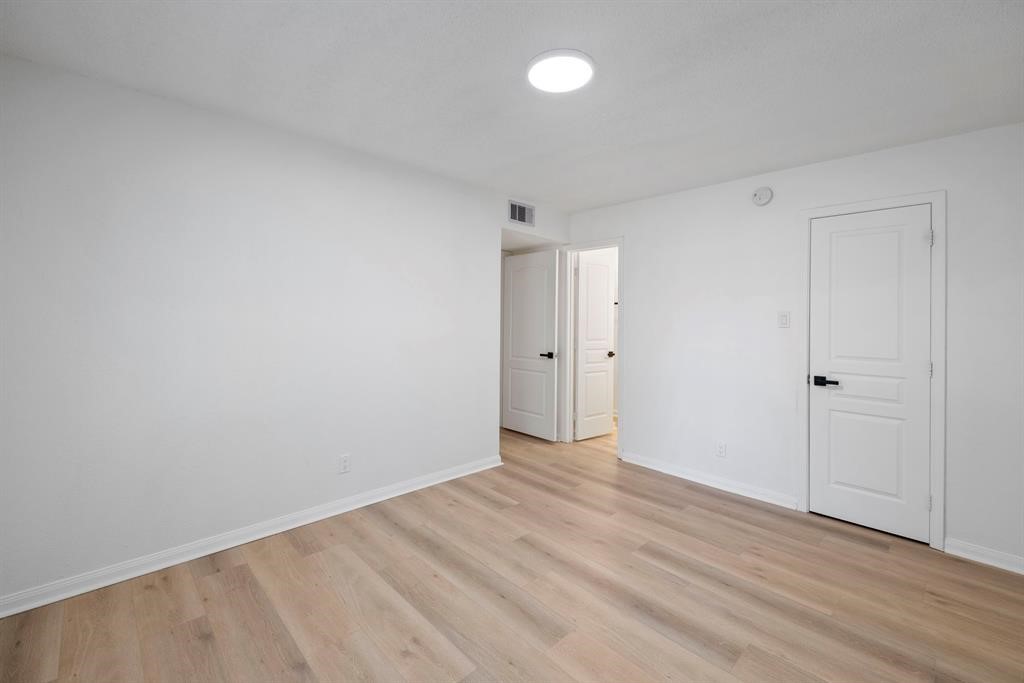 700 Lyle W Avenue, Unit B Cleveland, TX 77327 - Photo 3 of 11