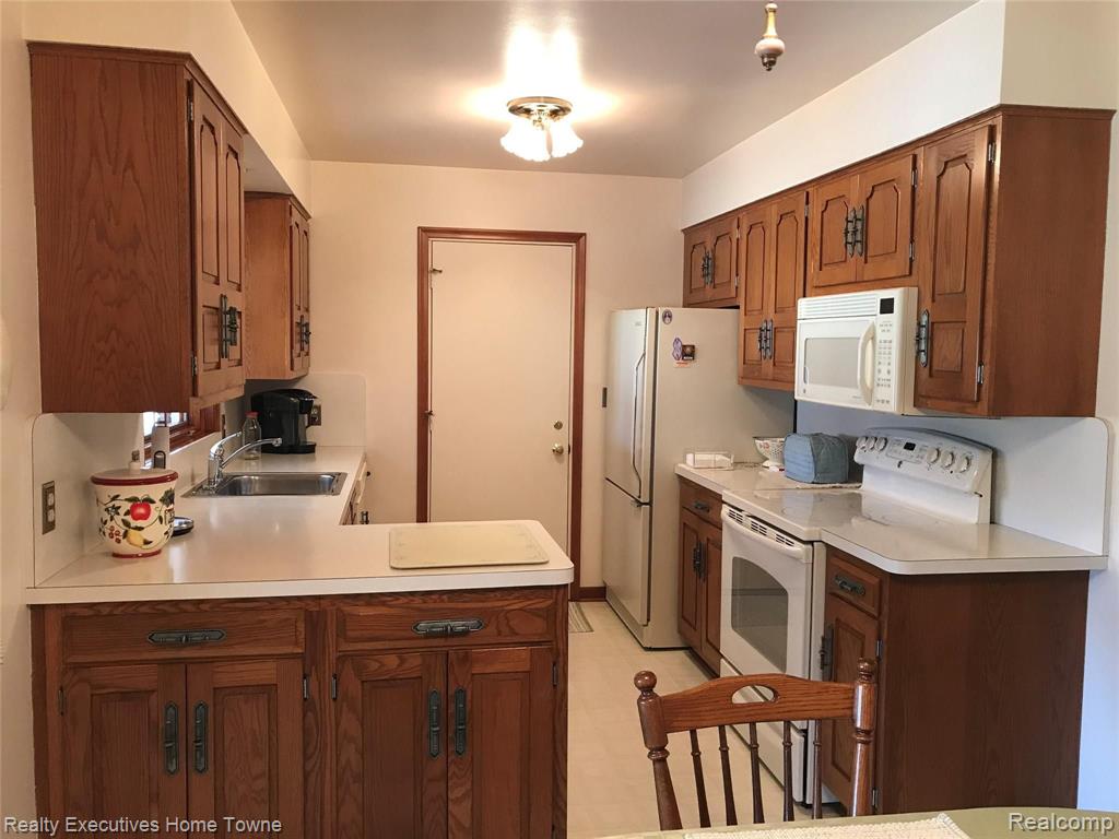 34040 Mulvey Road Fraser, MI 48026 - Photo 2 of 20