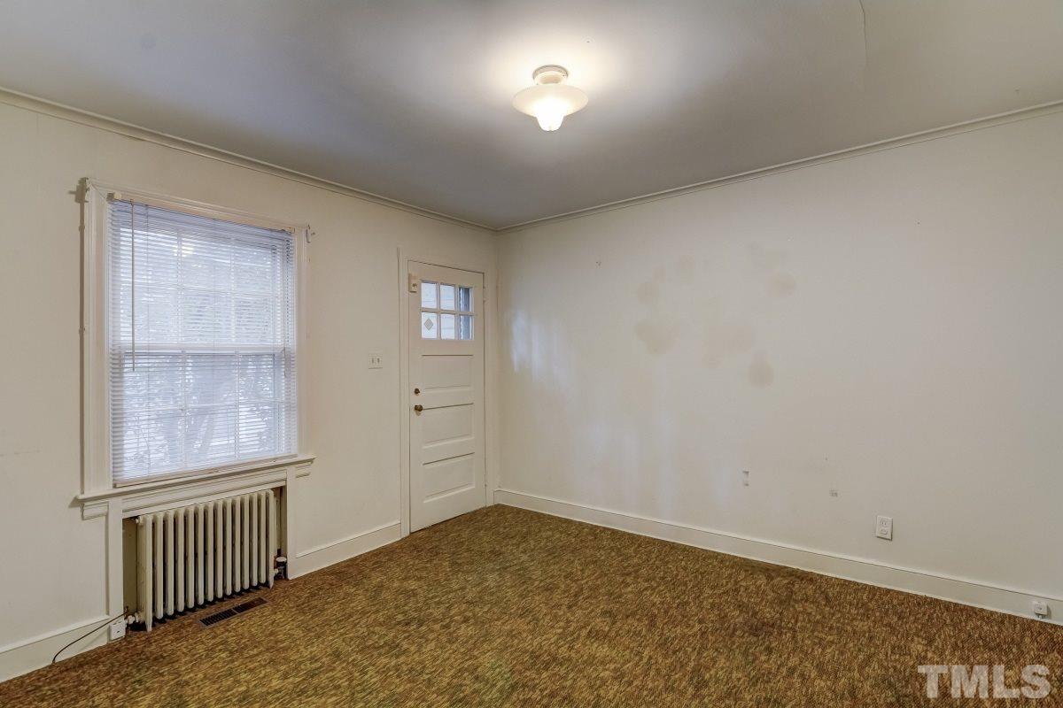 405 East Franklin Street Raleigh, NC 27604 - Photo 11 of 17 an empty room with windows