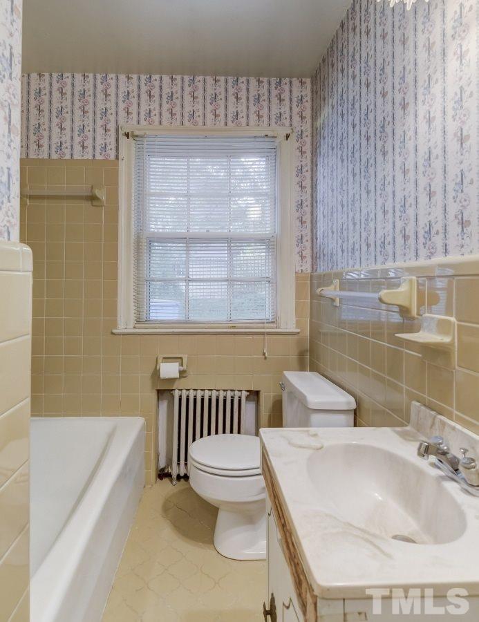 405 East Franklin Street Raleigh, NC 27604 - Photo 13 of 17 a bathroom with a sink and a bathtub