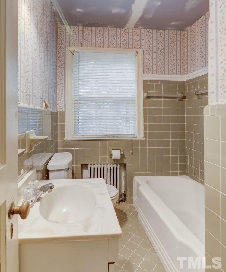 405 East Franklin Street Raleigh, NC 27604 - Photo 14 of 17 a bathroom with a sink and a bathtub