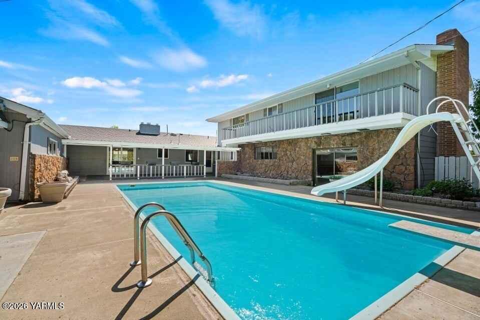212 South 46th Avenue Yakima, WA 98908 - Photo 2 of 31 a view of a house with pool