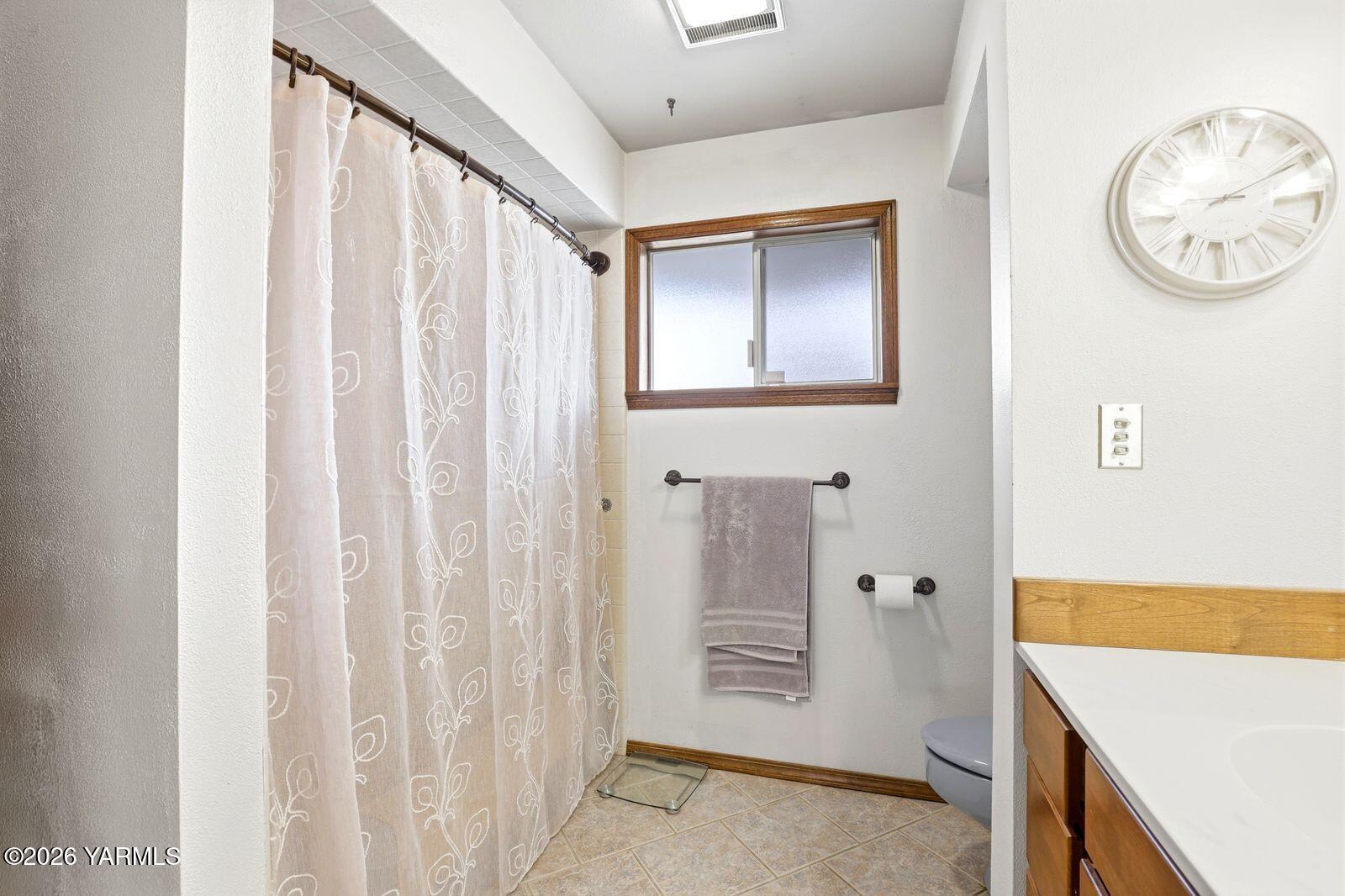 212 South 46th Avenue Yakima, WA 98908 - Photo 26 of 31 a very nice looking room with a window