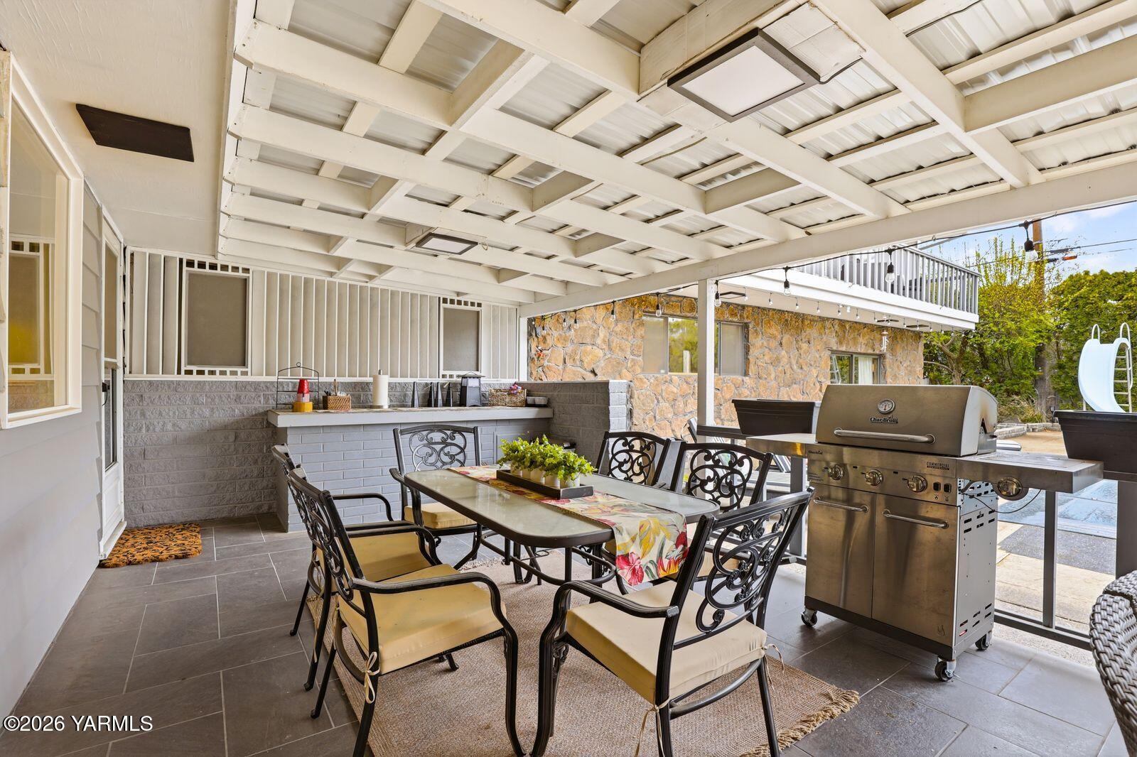 212 South 46th Avenue Yakima, WA 98908 - Photo 27 of 31 a outdoor space with lots of tables and chairs