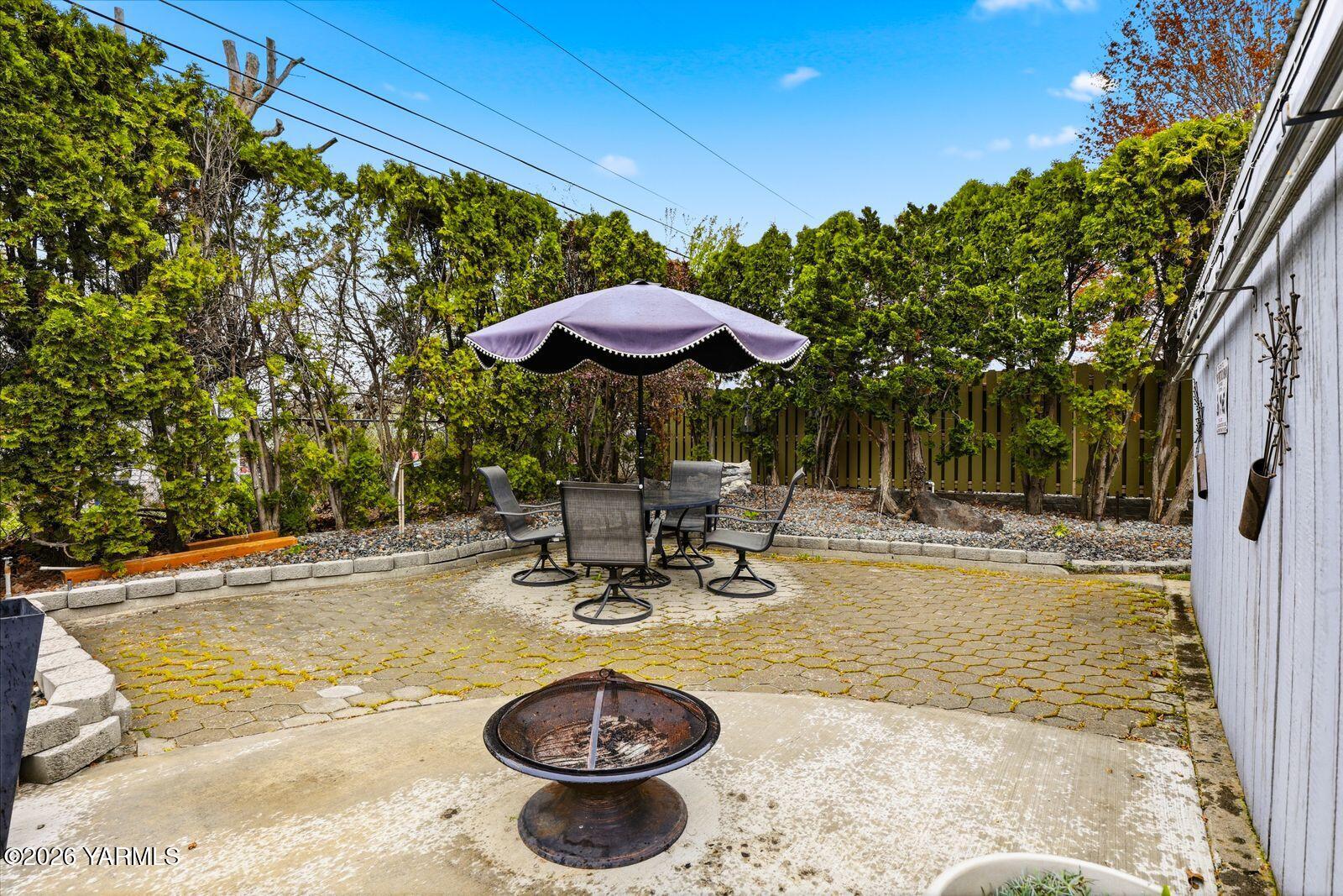 212 South 46th Avenue Yakima, WA 98908 - Photo 30 of 31 a view of a swimming pool with a patio